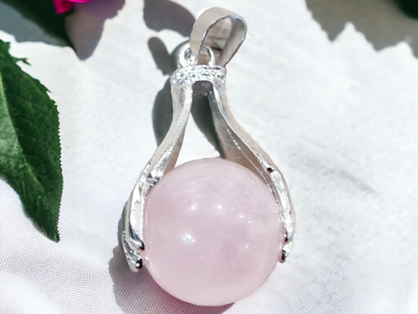 pendentif quartz rose main